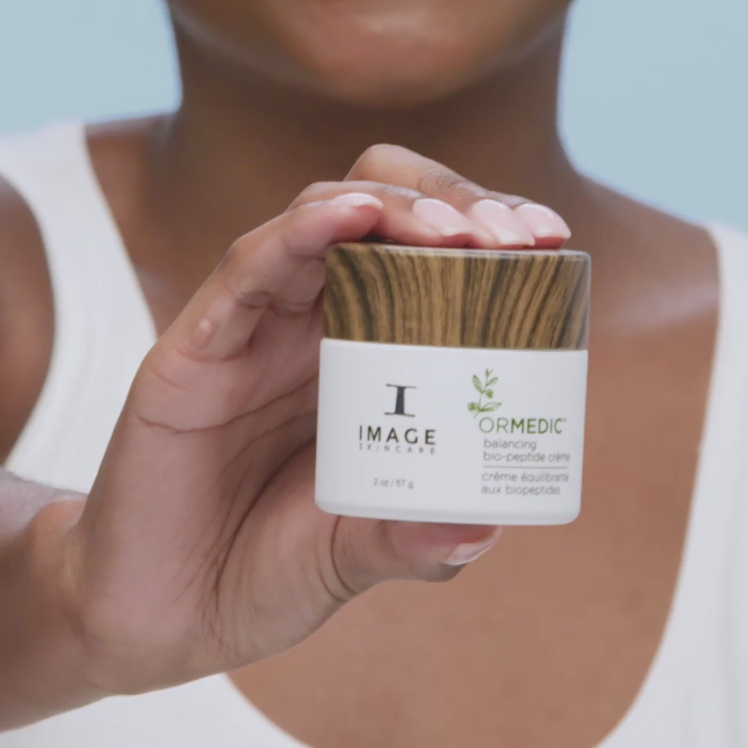 video of model applying bipeptide creme on face